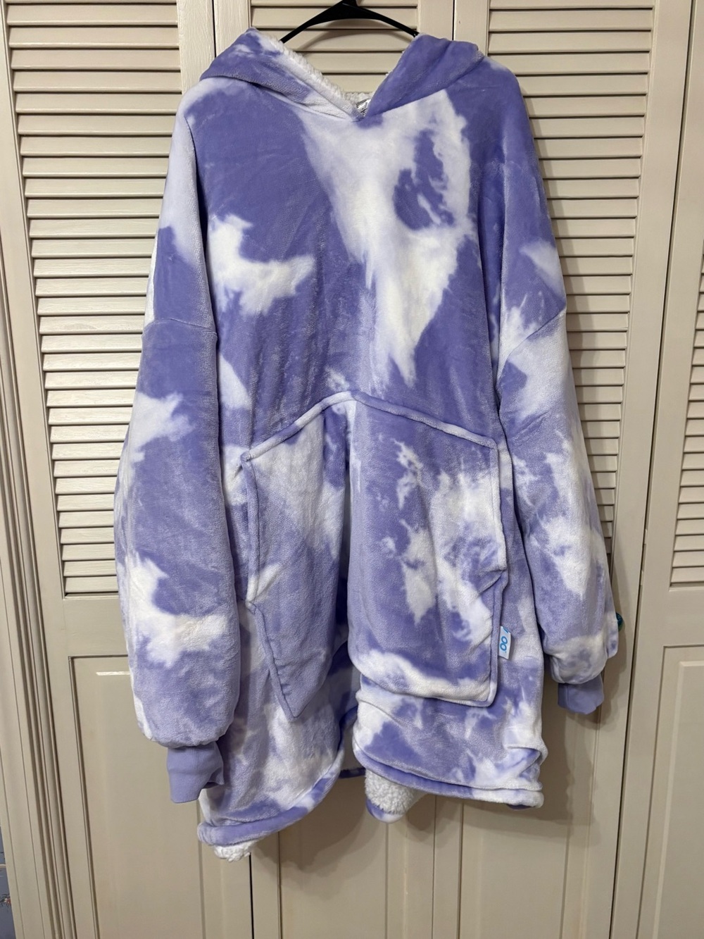 Plush Tie-Dye Hooded Lounge Robe - Lavender & White